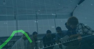 Ekip ofisteki belgelerin üzerine çömelmiş, yüzen yeşil çizgi grafikleri ve finans çizelgeleri gösteriyor. İşbirliği, analitik, iş, takım çalışması, yenilik, modern, teknoloji