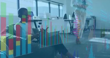 İş salonundaki fasulye çuvalında akıllı telefon kullanan kadın işçi, yüzen grafikler ve simgeler sergiliyor. İşbirliği, rahatlama, üretkenlik, modernlik, konfor, teknoloji, çalışma alanı