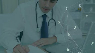 Masaya notlar yazan erkek doktor, animasyon döviz sembolleri çizelgeleri ve çizgi grafikleri sergiliyor. Profesyonel, sağlık, teknoloji, yenilik, analitik, veri, modern