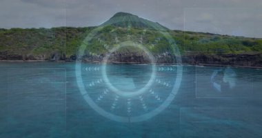 Saydam HUD arayüzü, kıyı deniz manzarasını repartikül ve radyal oklarla kaplıyor. Gelecek, teknoloji, navigasyon, deniz, dijital, arayüz, uzay