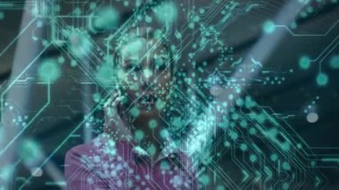 Modern ofiste akıllı telefon kullanan teknisyen holografik devre arayüzü yansıtıyor. Futuristik, yenilik, bağlantı, dijital, teknoloji, çalışma alanı, profesyonel