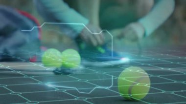 Tenis kortunda çömelmiş, ayakkabılarını bağlayan kadın sporcu teknoloji ağı taşaklarıyla örtüşüyor. Spor, fitness, aktif giyim, modern, yenilik, açık hava, kararlılık