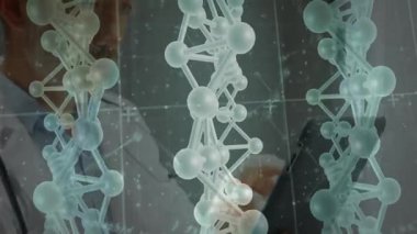 Erkek bilim adamı laboratuvar ortamını analiz ediyor, holografik DNA sarmalını dinamik çizgilerle örtüyor. Bilim, teknoloji, yenilik, araştırma, fütürizm, biyomedikal, dijital