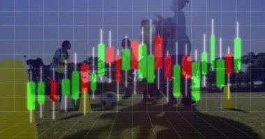 Bayan antrenör sahada futbolcuları eğitiyor, yeşil kırmızı finans çizelgelerini gösteriyor. Atletik, takım çalışması, antrenman, spor, açık hava, motivasyon, dayanıklılık