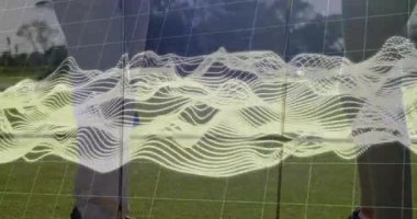 Kadın sopa sallıyor ve erkek rotayı ayarlıyor, spor teknolojisi dalgalanmaları ve şebeke örtülerini gösteriyor. Aktif giyim, yaşam tarzı, dijital alarm, boş zaman, modern, açık hava, refah