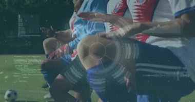 Çimenli sahada sıralanmış bayan futbolcular spor analitiği HUD grafikleri kodlarını örtüyor. Sporcular, takım ruhu, dijital arayüz, yenilik, açık hava eğlencesi, rekabetçi, enerjik