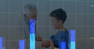 Klinikte steteskop kullanarak hastanın göğsünü dinleyen doktor grafiklerin haritasını çıkarıyor. Sağlık, tanı, teknoloji, veri görselleştirme, tıbbi tedavi, hasta bakımı, klinik