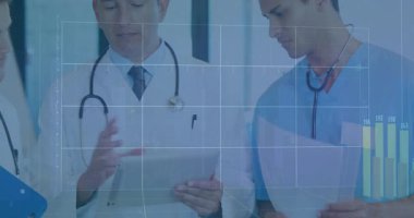 Tıbbi ekip hastane toplantısında verileri tartışıyor, bar tablosu ve çizgi grafiklerini gösteriyor. Sağlık, işbirliği, analitik, profesyonellik, yenilik, veri görselleştirme, klinik