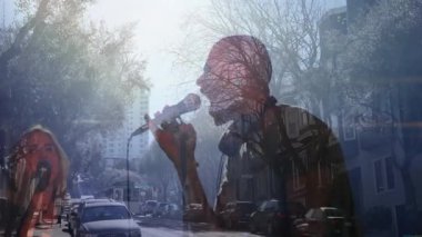 City Street 'te konser veren erkek şarkıcı, tramvayı eğlence için animasyon ses dalgalarıyla harmanlıyor. Şehir, performans, siluet, canlılık, ritim, eğlence, çağdaş