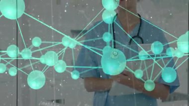 Klinikte steteskop takıp moleküler kaplamanın ortasında veri analiz eden kadın hemşire. Sağlık, tıbbi, teknoloji, yenilik, profesyonellik, tanı, bilim