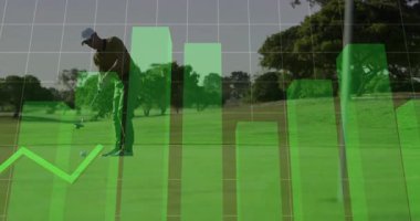 Erkek golfçü yeşil çizelge çizelgeleriyle birlikte teknolojiyi sergiliyor. Atletik, hassas, açık hava, modern, rekabetçi, stratejik, aktif