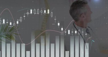Doktor kalemi klinikteki finansal tablolara gösteriyor, steteskop ve trend çizgileri gösteriyor. Tıbbi profesyonellik, sağlık, veri görselleştirme, analitik, dijital ortam, iş zekası, klinik teknoloji