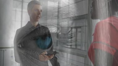 İki meslektaş kablo tutuyor ve sanal kodlarla ağ konseptini tartışıyorlar. Teknoloji, işbirliği, yenilik, fütüristik, profesyonel, dijital, ağ