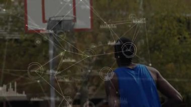 Dışarıda basketbol oynayan oyuncu, ağ çizgileri ve bar çizelgeleriyle spor teknolojisini gösteriyor. Atletik, hareketli, rekabetçi, enerjik, ilham verici, kentsel, dinamik