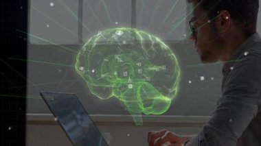 Erkek araştırmacı teknoloji laboratuvarında dizüstü bilgisayara eğiliyor, parlayan yeşil holografik beyinle etkileşimde bulunuyor. Teknoloji, yenilik, görselleştirme, fütürizm, bilimsel, dijital, analiz