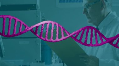 Elinde dosya tutan ve teknoloji laboratuvarında veri okuyan erkek bilim adamı, animasyon sarı DNA sarmalını gösteriyor. Araştırma, yenilik, kesinlik, keşif, eğitim, biyomedikal, araç