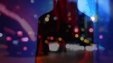 Gece sokakta poz veren şapkalı bir kadın. Pazarlama için hareketli bokeh küreler ve farlar var. Şehir, gece manzarası, şık, canlı, büyüleyici, atmosferik, sinematik