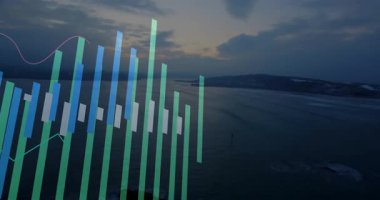 Dijital veri görselleştirmesi kayalık sahil üzerinde gün batımında, çubuk grafiklerini ve çizgi grafiklerini gösteriyor. Deniz manzarası, manzara, ufuk, teknoloji, analitik, bilgi, sükunet