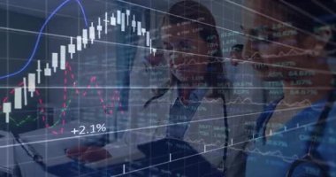 Kadın doktor hastane koridorundaki panoyu inceliyor, üzerinde yüzen şamdan çizelgeleri ve grafikler var. Tıbbi, finans, veri, analiz, takım çalışması, profesyonellik, teşhis