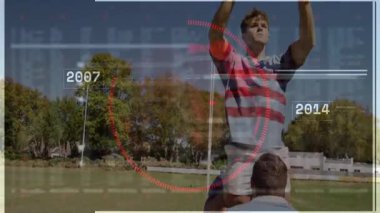 Üç rugby oyuncusu çimenli sahada takım arkadaşını kaldırıyor, ragbi topunu animasyon HUD kaplamalarıyla yakalıyor. Atletik, takım çalışması, stratejik, fütüristik, açık hava, rekabetçi, enerjik