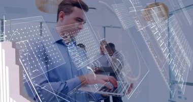 Modern ofiste işbirliği yapan iş adamları yüzen veri grafikleri ve dijital grafikler sergiliyorlar. Ofis, takım çalışması, analitik, modern, profesyonel, işbirliği, teknoloji