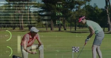 Erkek diz çöküyor ve kadın golf sahasına hazırlanıyor. Dünya haritası ve iş ölçüleri örtüşüyor. Spor, işbirliği, yenilik, analitik, açık hava, profesyonellik, eğlence