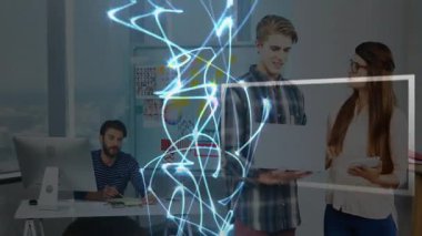 Bilgisayar ve çizelgeleri üst üste koyan mavi verilerle teknoloji ofisinde işbirliği yapan üç profesyonel. İşbirliği, takım çalışması, modern, yenilik, teknoloji, veri, beyin fırtınası