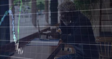 Kafede tezgahta oturan, dizüstü bilgisayarda çalışan, animasyon finansal şamdan çizelgelerini izleyen bir adam. Profesyonel, kentsel, modern, çalışma alanı, üretkenlik, konsantrasyon, teknoloji