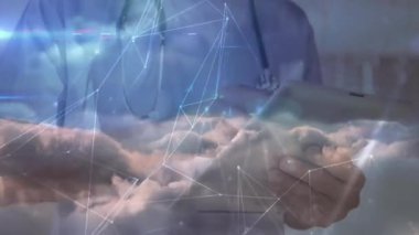 Bulutlar üzerinde dijital ağı analiz eden doktor, içgörüleri birbirine bağlayan sağlık teknolojisi düğümlerini gösteriyor. Sağlık, yenilik, teknoloji, bağlantı, gelecekçilik, teletıp, profesyonellik