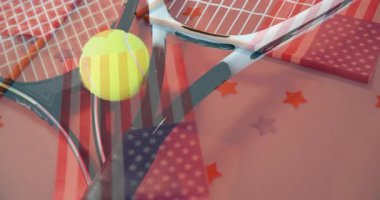 Kırmızı yüzeyde kesişen iki tenis raketi, tenis topunu ve düz dizayn yıldızını gösteriyor. Atletik, spor, ekipman, canlı, enerjik, rekabet, dinamik