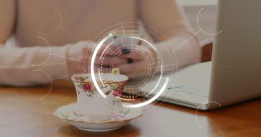 Ahşap masada akıllı telefon tutan adam, teknoloji gösterileri için dairesel dijital örtüler gösteriyor. Teknoloji, çalışma alanı, minimalizm, zarafet, iletişim, yenilik, üretkenlik