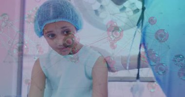 Doktor, çocuk hastayı sağlık kliniğinde muayene ediyor, steteskop ve moleküler grafikler gösteriyor. Tıbbi, sağlık, klinik, yenilik, teknoloji, pediatrik, tanı