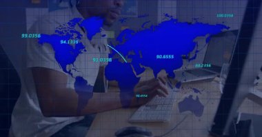 Teknoloji bürosu masasında yarı saydam dünya haritasını sayısal verilerle gösteren bir bilgisayar uzmanı. Teknoloji, çalışma alanı, üretkenlik, modern, dijital, iletişim, yenilik
