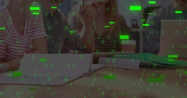 İş arkadaşları ahşap masa etrafında teknoloji toplantısında işbirliği yapıyor, yeşil ikili kod örtüsü sergiliyorlar. İşbirliği, beyin fırtınası, takım çalışması, tartışma, yenilik, teknoloji, ofis