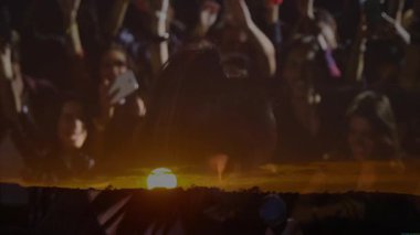 Sahnede hayranlarıyla mikrofona şarkı söyleyen kadın şarkıcı müzik endüstrisi için günbatımı ufkunu gösteriyor. Eğlence, performans, atmosfer, enerji, sahne, konser, kutlama