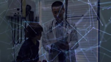 Doktor ve çocuk hasta, klinikteki steteskop ve tableti inceliyor, yüzen sağlık simgeleri gösteriyor. Sağlık, ilaç, pediatrik, teşhis, profesyonel, danışma, klinik