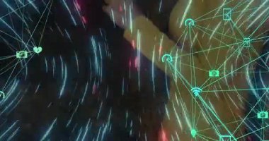 Karanlık Teknoloji Arayüzü 'ne ulaşan kadın akıllı telefon Wifi simgeleriyle parlayan ağı kontrol ediyor. Fütürist, siber, dijital, yenilik, teknoloji, arayüz, bağlantı