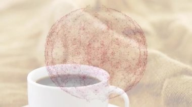 Beyaz seramik kahve fincanı bej kumaşın üzerinde duruyor ve üzerinde kırmızı ağ düz tasarımı var. Minimalist, teknoloji, soyut, profesyonel, modern, sıcak, bağlantı