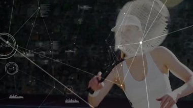 Tenisçi, yüksek çözünürlüklü ağ üzerinden spor teknolojisiyle raket sallıyor. Atletik, rekabetçi, yenilikçi, dijital, açık hava, modern, sağlık