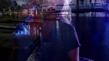 Rıhtım üzerinde çift pozlama portresi gösteren bir kadın. Mor kırmızı teknoloji tasarımı. Kentsel, yansıtıcı, canlı, sanatsal, karamsar, manzaralı, atmosferik