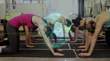 Spor salonunda yoga yapan bir grup kadın, yüzen veri örtüleri ve dönen küreyle. Zindelik, sağlık, farkındalık, uyum, güç, meditasyon, modern
