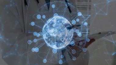 Ağ simgeleriyle holografik küreyi yansıtırken tıbbi profesyoneller tableti tutuyor. Teknoloji, sağlık, yenilik, veri, bilim, dijital, iletişim