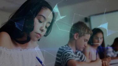 Eğitim sınıfında not defterleriyle, mavi kalemle, hologram dünya haritasıyla yazı yazan kız öğrenci. Eğitim, işbirliği, gençlik, öğrenme, teknoloji, yenilik, beyin fırtınası