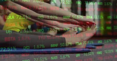 Stüdyoda ayak parmaklarını uzatan fitness sınıf arkadaşları yüzen finans grafikleri sergiliyorlar. Sağlık, egzersiz, gerilme, dinamik, denge, motivasyon, canlılık