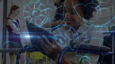 Kadın tasarımcı ev ofisinde işbirliği yapıyor, finans çubuğu grafikleri ve renk çizelgeleri üst üste geliyor. Yaratıcı çalışma alanı, uzak takım çalışması, dijital işbirliği, grafik tasarım, üretkenlik, yenilik, modern iç mekan