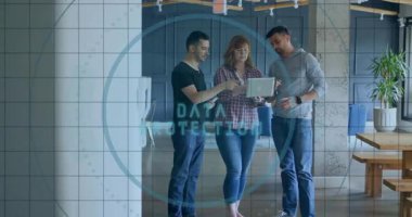 Teknoloji ofisinde tablet verilerini analiz eden üç erkek meslektaşı, hareketli dairesel simgeler sergiliyorlar. Teknoloji, yenilik, işbirliği, çalışma alanı, modern, dijital, takım