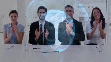 Masanın etrafında el çırpan dört profesyonel iş toplantısında dijital hologram gösteriyor. İş, takım çalışması, yenilik, bağlantı, işbirliği, yürütme, modern