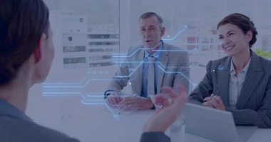 Bilgi içgörülerini yansıtan dijital ağ grafikleriyle iş görüşmesi yapan bir panel. Şirket, danışma, teknoloji, profesyonel, modern, liderlik, strateji