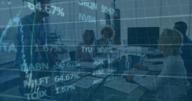 İş arkadaşları ofiste el sıkışıyor, hisse senetleri çalışma yerlerinin üzerinde yüzüyor. İşbirliği, profesyonellik, takım çalışması, finans, ticaret, dijital, modern