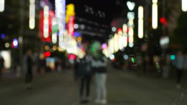 İki bulanık yaya neon ışıklı caddede yürüyor ve yüzen AR veri simgeleri sergiliyorlar. Canlı, fütüristik, kentsel, gece hayatı, macera, bağlantı, yenilik